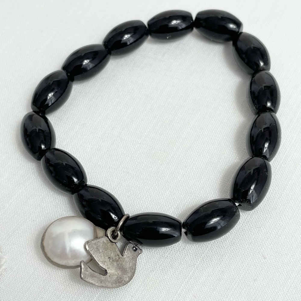 Onyx, Pearl and Dove stretch bracelet